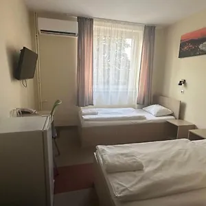 Free Parking, Free Breakfast, Only 15 Minutes To Center Budapeszt