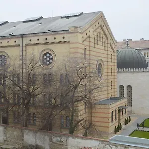 Synagogue View Budapeşte